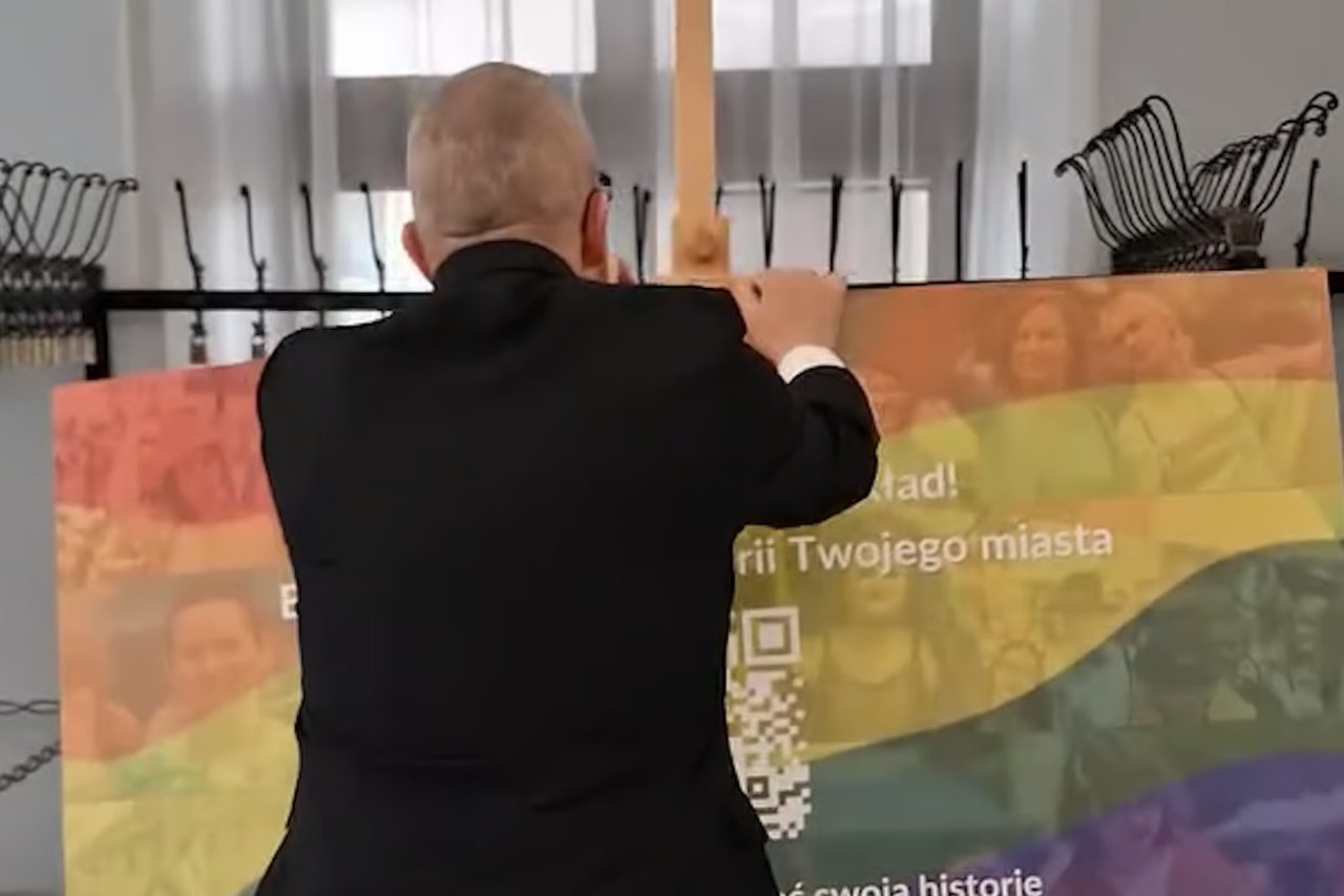 LGBT temalı sergideki tabloları kaldırıp ayaklarıyla ezdi