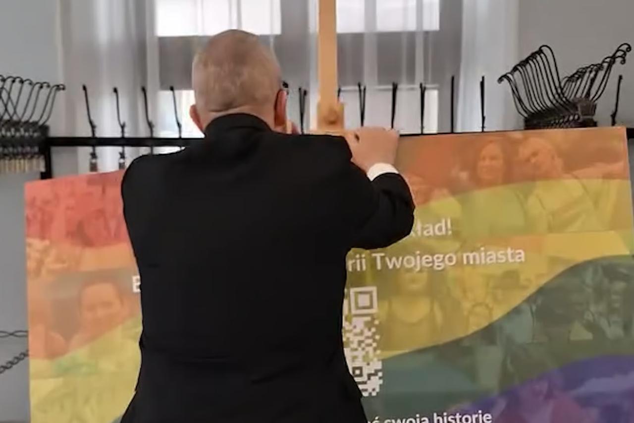 Polonyalı milletvekili LGBT temalı sergideki tabloları kaldırdı