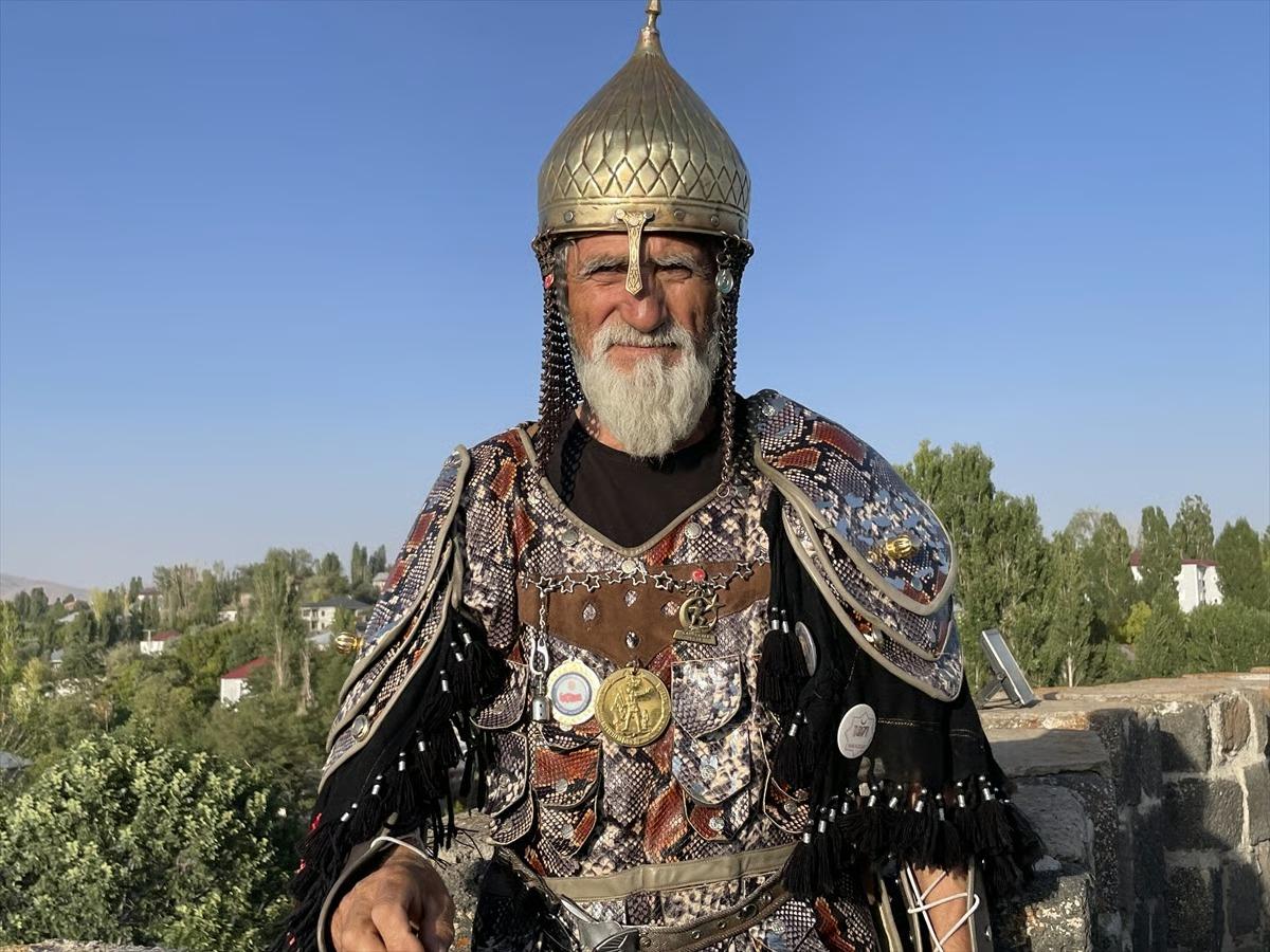Hasan dede Alparslan kostümüyle Malazgirt'te