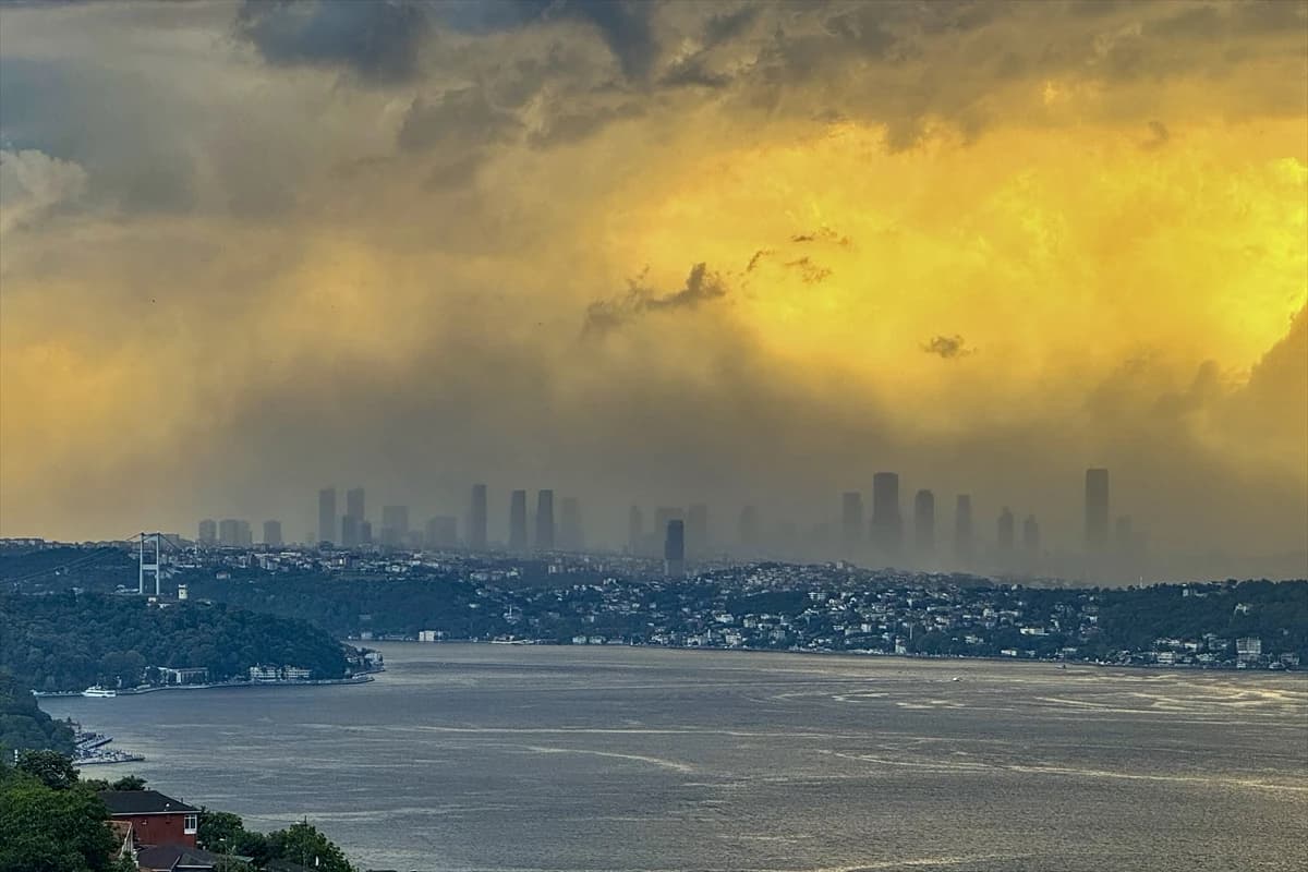 İstanbul'da etkili olan kuvvetli fırtına hayatı olumsuz etkiledi