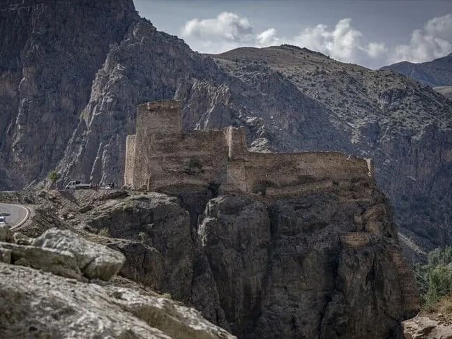 Erzurum'daki Engüzekkapı Kalesi ilgi çekiyor
