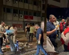 İzmir'de çöp krizi büyüyor: Belediye Başkanı çöp topluyor, işçiler grevde kararlı