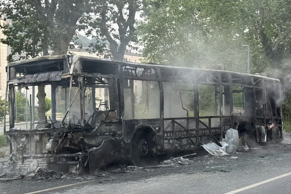 Beykoz'da İETT otobüsü tamamen yandı