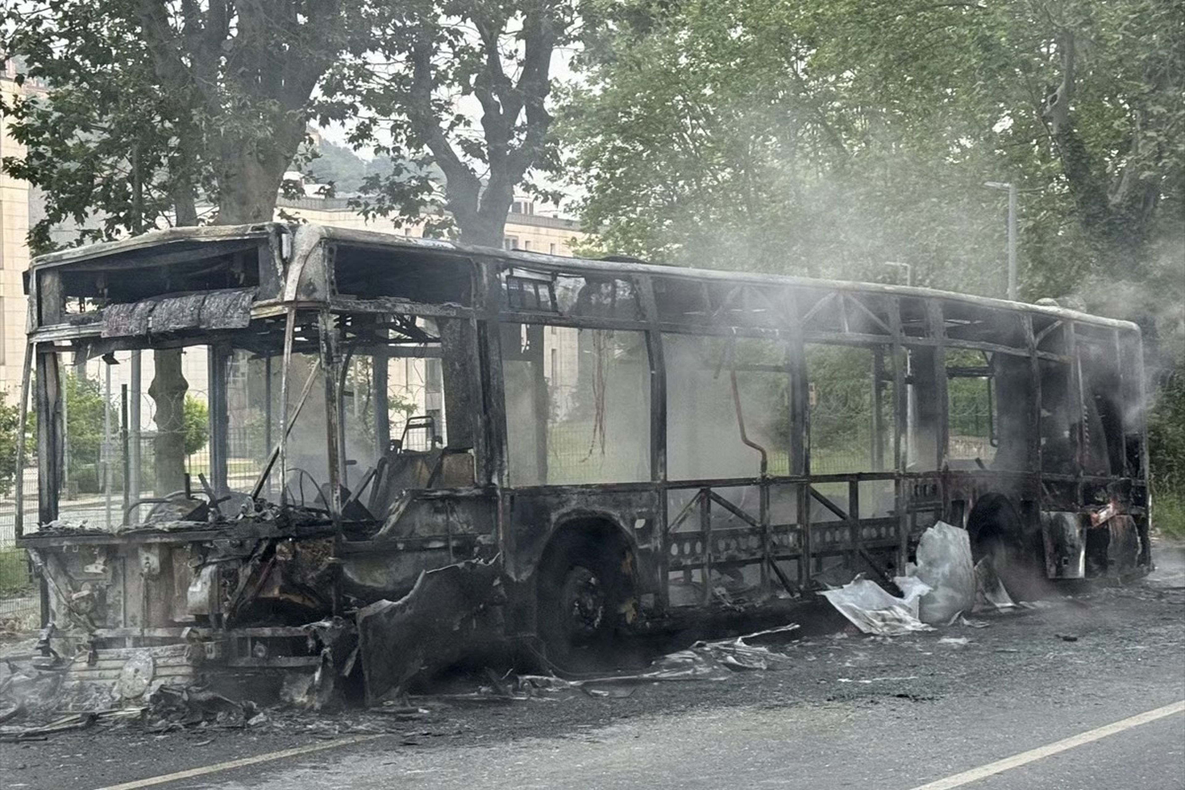 Beykoz'da seyir halindeki İETT otobüsü alev alev yandı