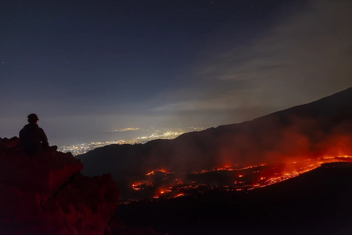 Etna Yanardağ tüm kızgınlığıyla lav püskürtmeye devam ediyor