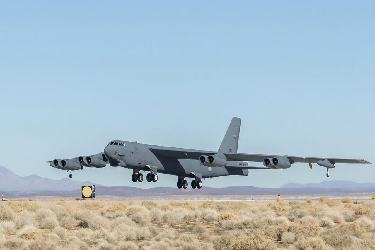 B-52H, radar test uçuşunda düştü