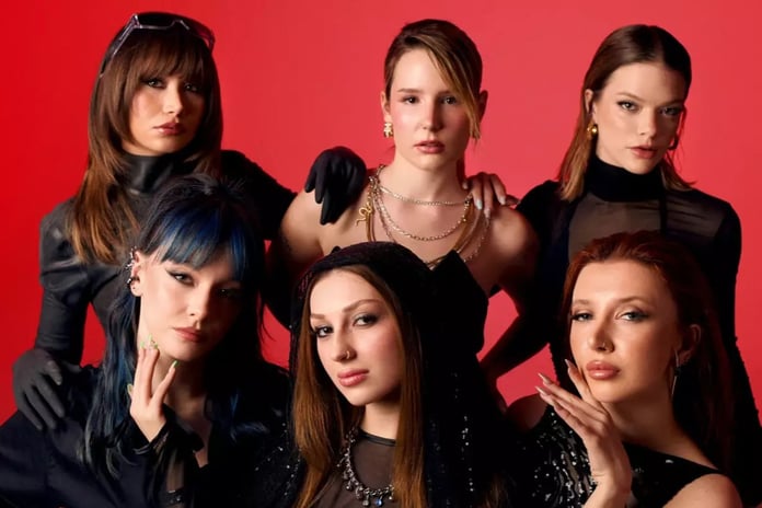 Manifest'e 'Hayasızca Hareket'ten hapis cezası!