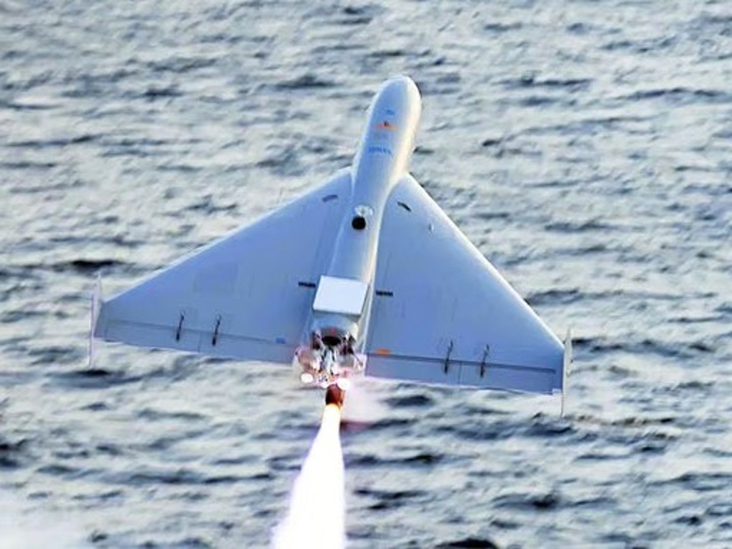 ABD Donanması’ndan denizden kamikaze drone atışı