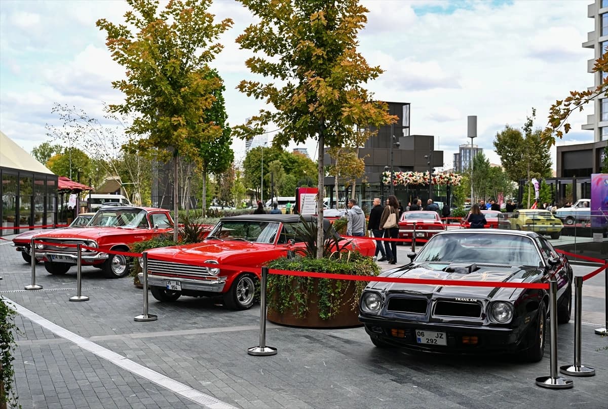 Klasik otomobiller Ankara'da görücüye çıktı