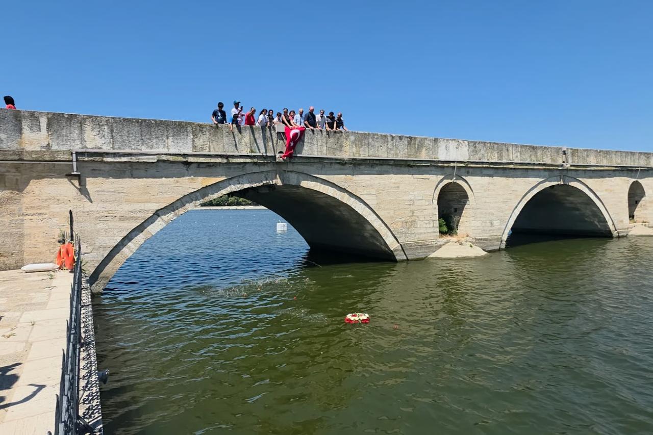 Meriç Nehri'ne bırakılan çiçeklerle Porajmos kurbanları anıldı