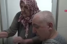 22 yıldır vazife malulü oğluna bakıyor