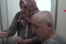 22 yıldır vazife malulü oğluna bakıyor