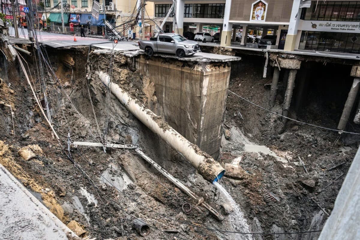 Bangkok'da yol çöktü