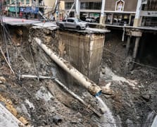 Bangkok’ta yol çöktü 50 metre derinliğinde dev çukur oluştu
