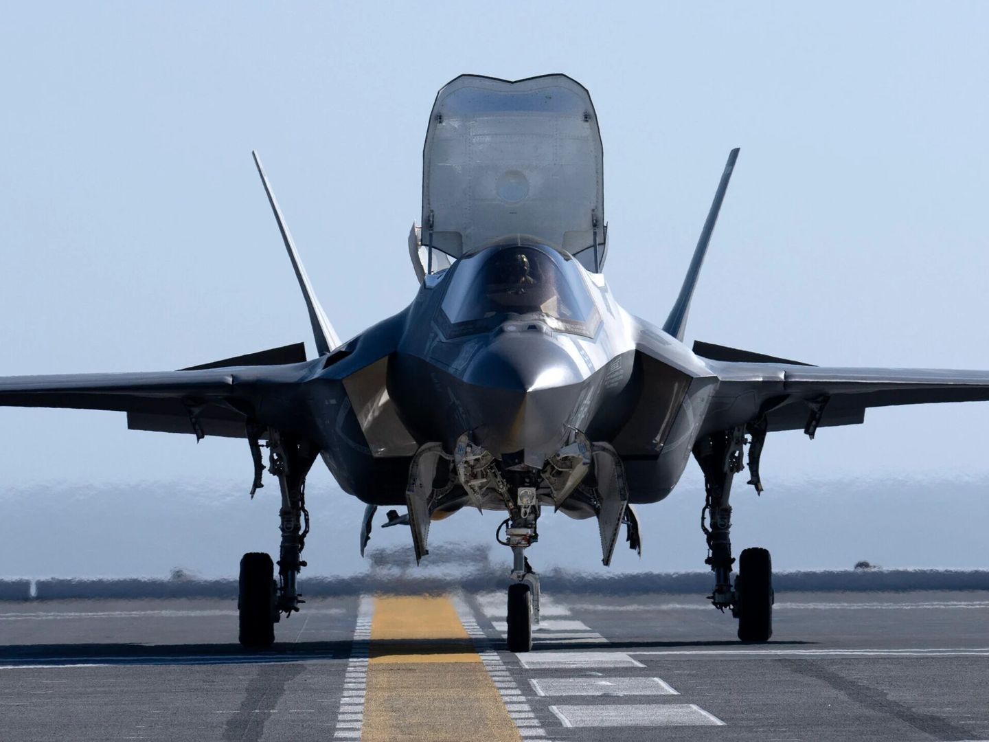 F-35C savaş uçağı Lemoore deniz hava üssü yakınlarında düştü
