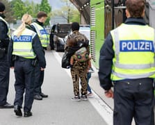 Almanya'da polis 12 yaşındaki işitme engelli kızı silahla vurdu