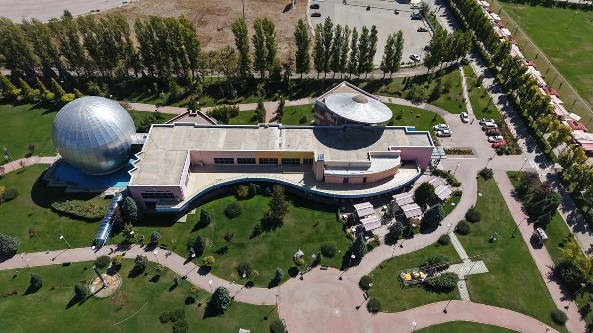 Gizemli karadeliklerin sırrı planetaryumda izleyiciyle buluşturuluyor