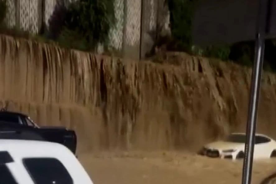 Trabzon'da şiddetli yağış: Yollar ve havalimanı otoparkı sular altında