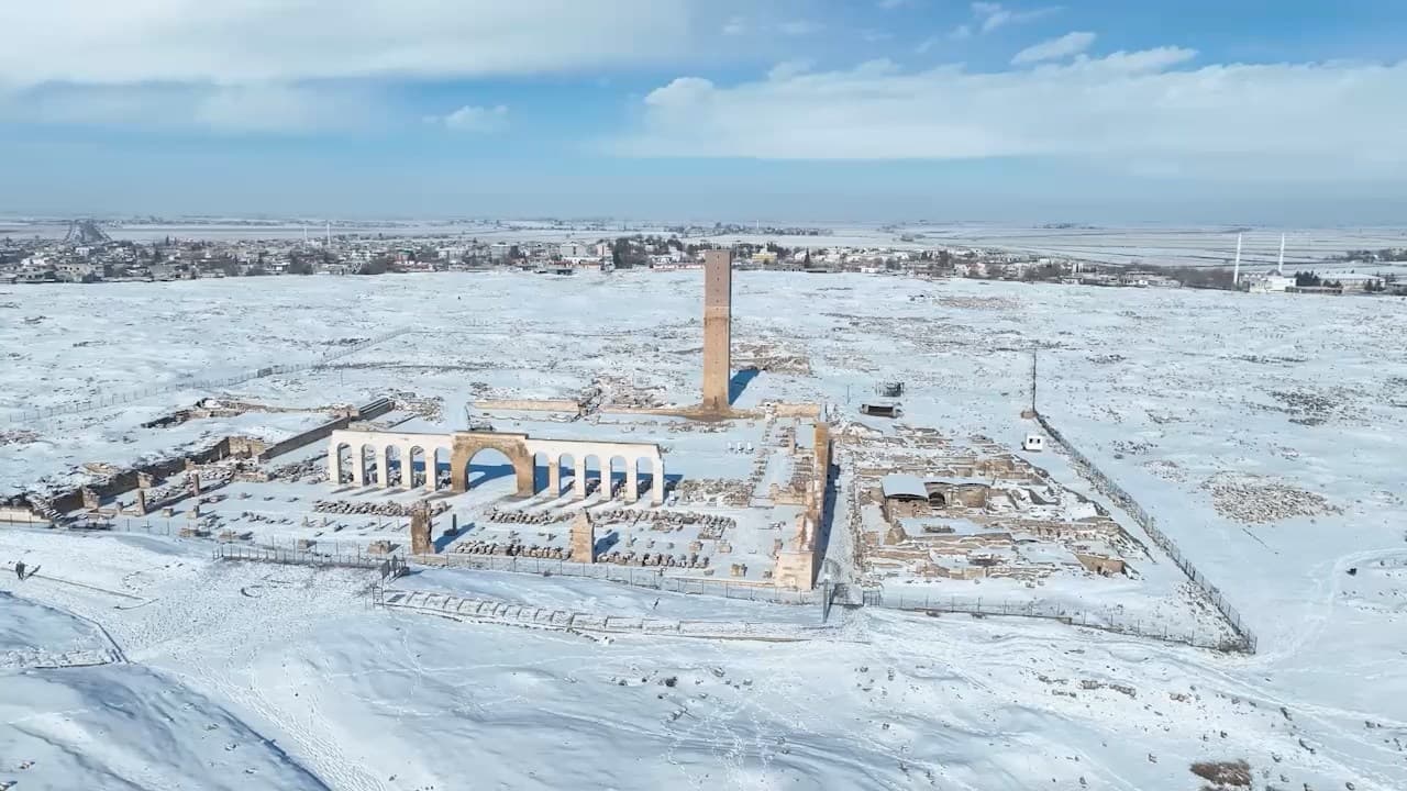 Tarihi Harran’da kartpostallık kar manzarası: Kümbet evler beyaza büründü