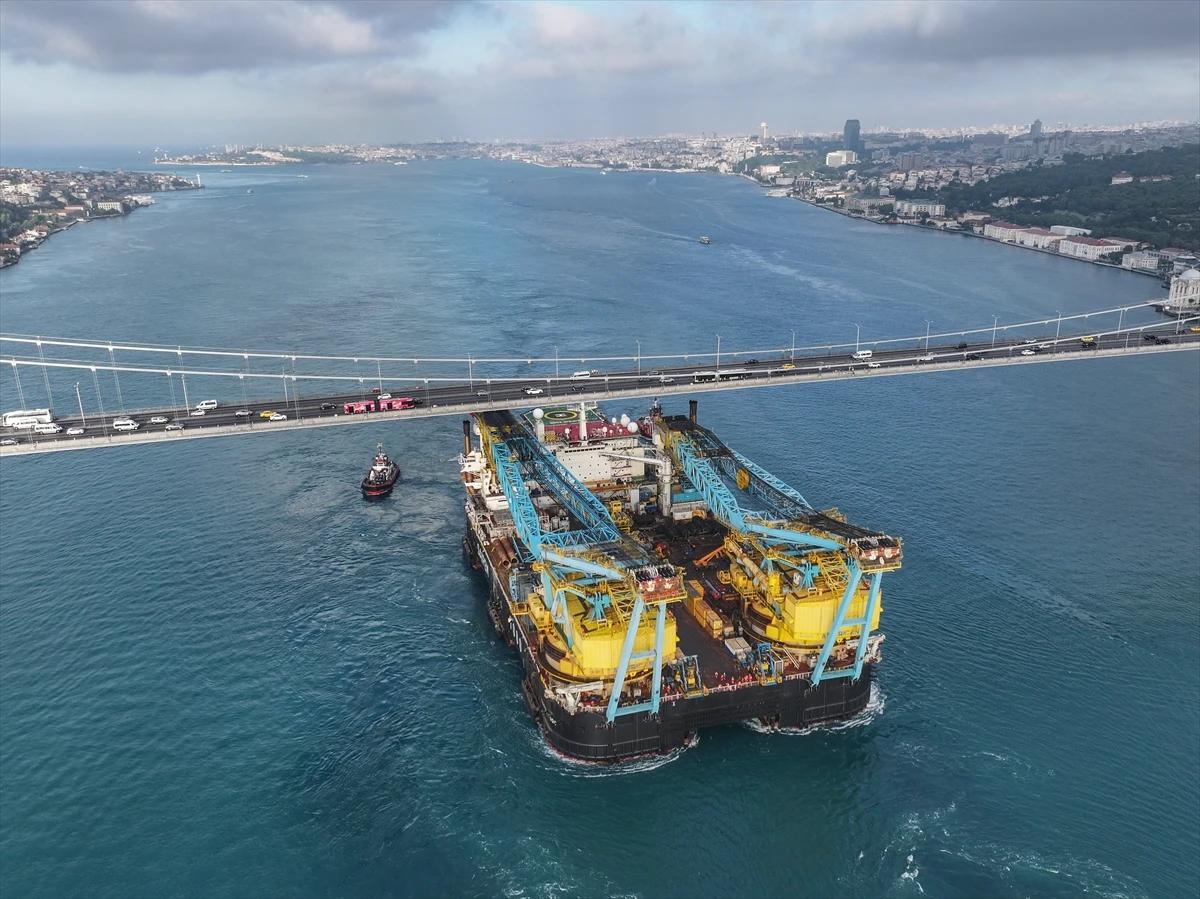 Köprülerin altından geçebilmek için boyunu kısaltacak: 'Saipem 7000' İstanbul Boğazı'nda!