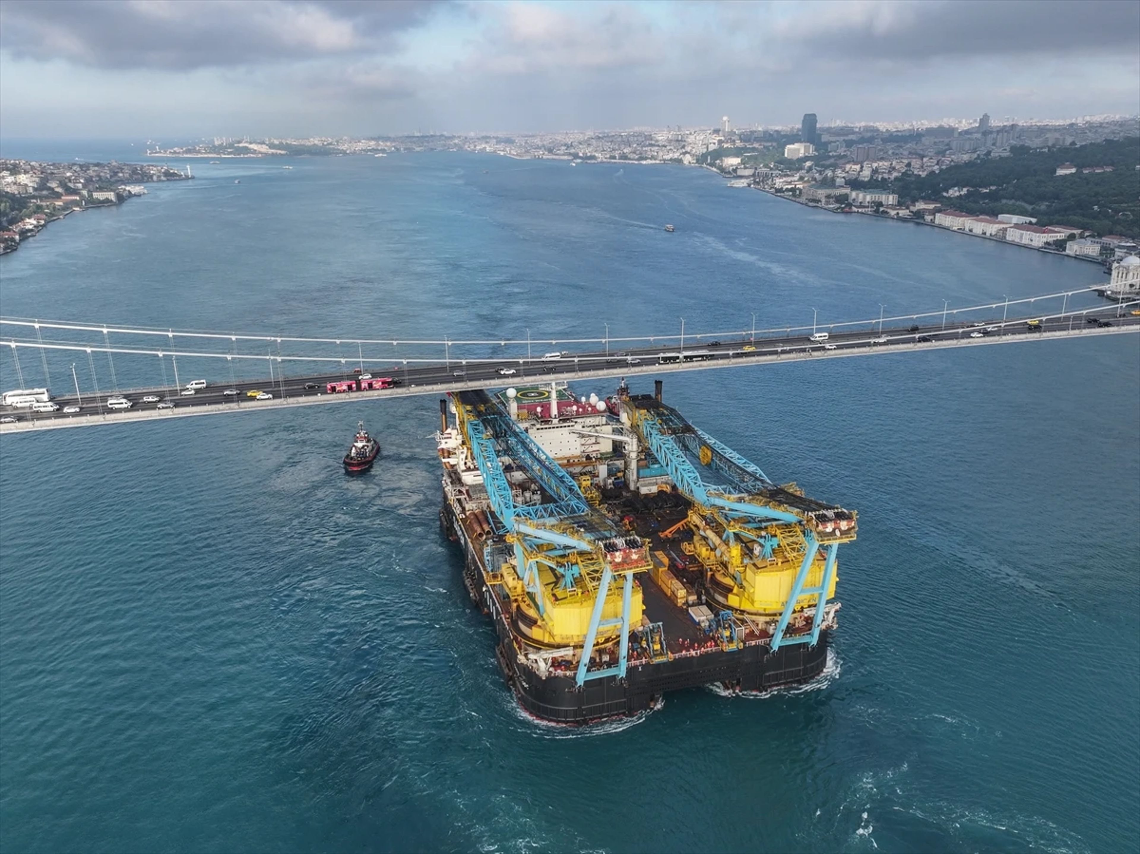 Köprülerin altından geçebilmek için boyunu kısaltacak: 'Saipem 7000' İstanbul Boğazı'nda! - 4. fotoğraf