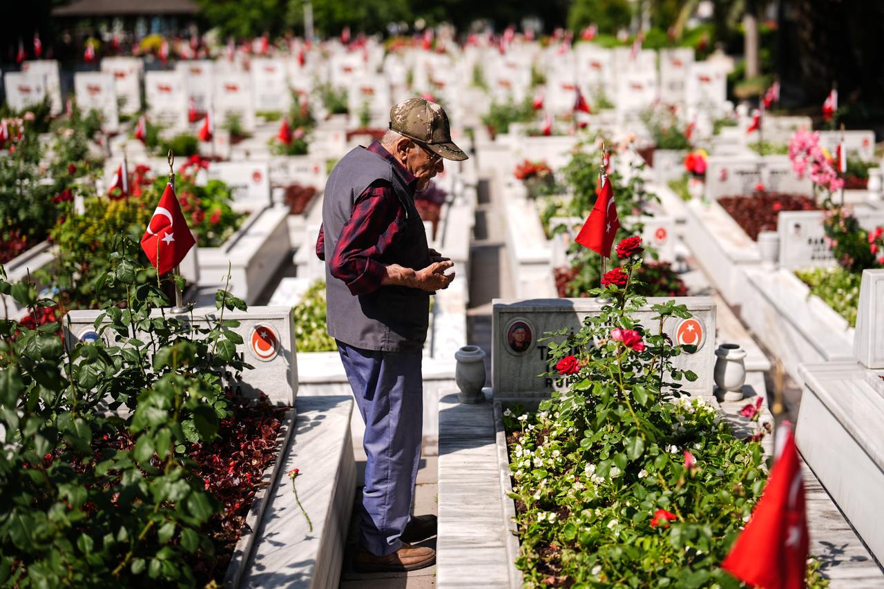 Bayramın birinci gününde şehit yakınları Edirnekapı Şehitliği'ne gitti