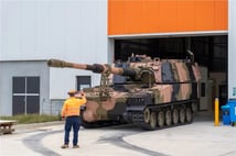 Hanwha Avustralya’da üretilen ilk AS9 Huntsman obüslerini teslim etti