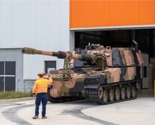 Hanwha Avustralya’da üretilen ilk AS9 Huntsman obüslerini teslim etti