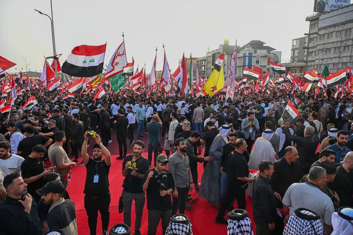 Basralılar İran'a düzenlenen saldırıları protesto etti