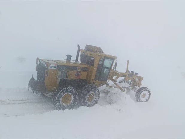 Doğu Anadolu'da kar esareti: 1493 yerleşim yerinin yolu kapandı