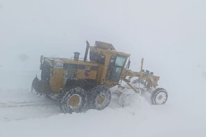 Doğu Anadolu'da kar esareti: 1493 yerleşim yerinin yolu kapandı