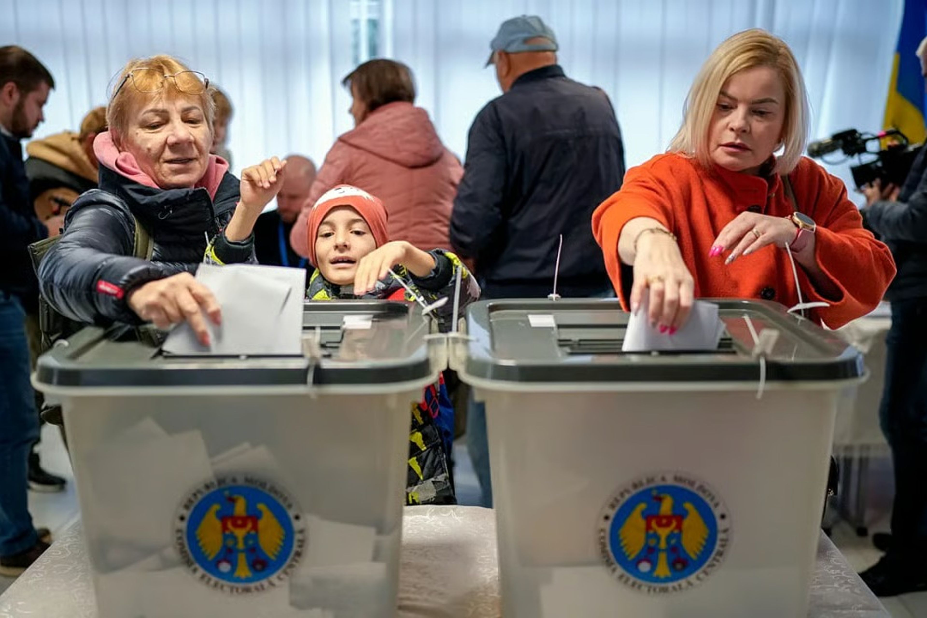 Moldava halkı parlamento seçimleri için sandık başında