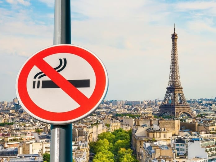 Fransa'da açık alanlarda sigara yasağı yürürlüğe girdi