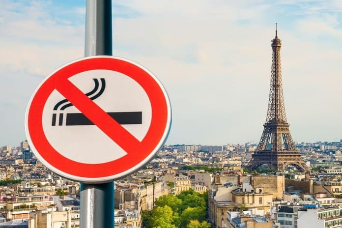 Fransa'da açık alanlarda sigara yasağı yürürlüğe girdi