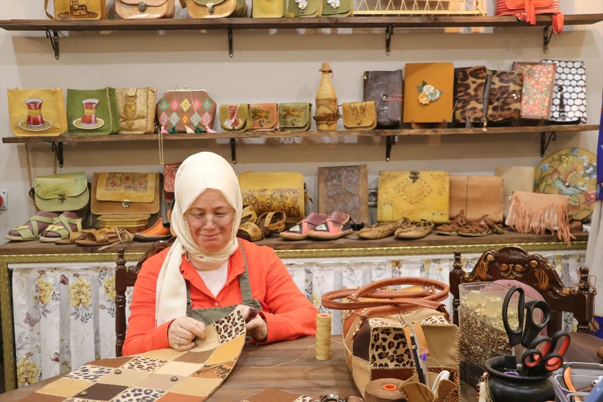 46 yaşında öğrenci oldu, şimdi deri sanatını öğretiyor
