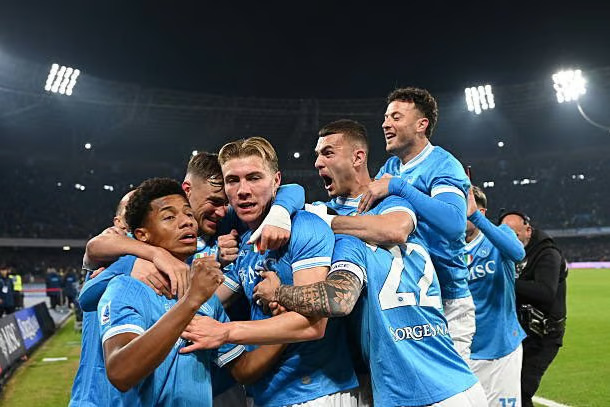 Napoli zirveyi kaptı: 38 yıllık rekoru kırdı