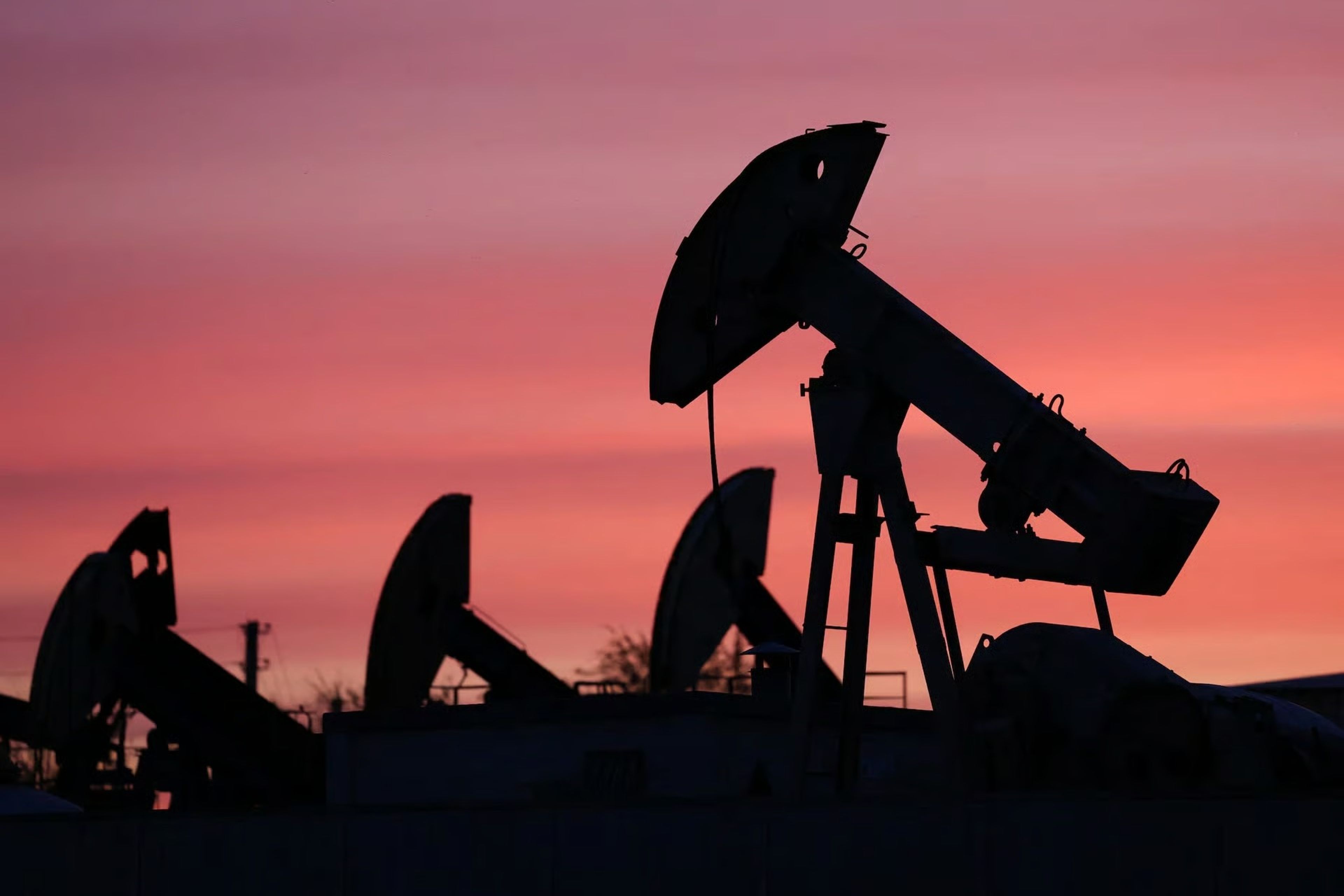 Çatışma enerji fiyatlarını yükseltti: Brent petrolün varil fiyatı 100 doları aştı