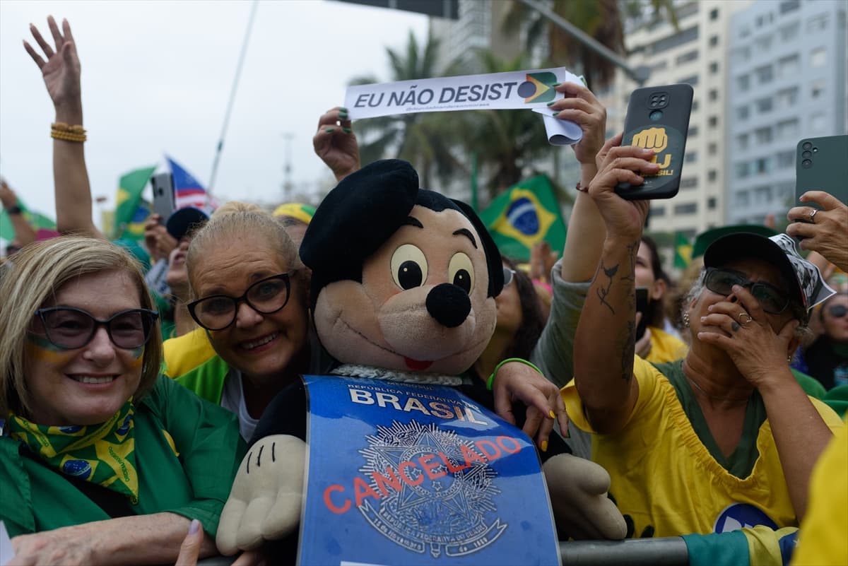 Brezilya’da Bolsonaro yanlıları af talebiyle toplandı