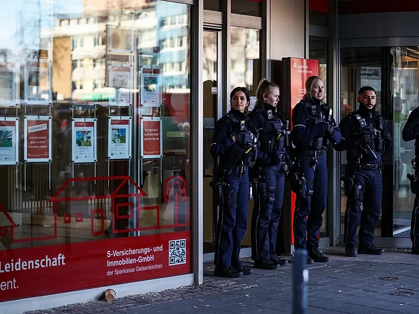 Almanya'nın Gelsenkirchen kentinde hırsızlar bir bankadan 30 milyon euro çaldı