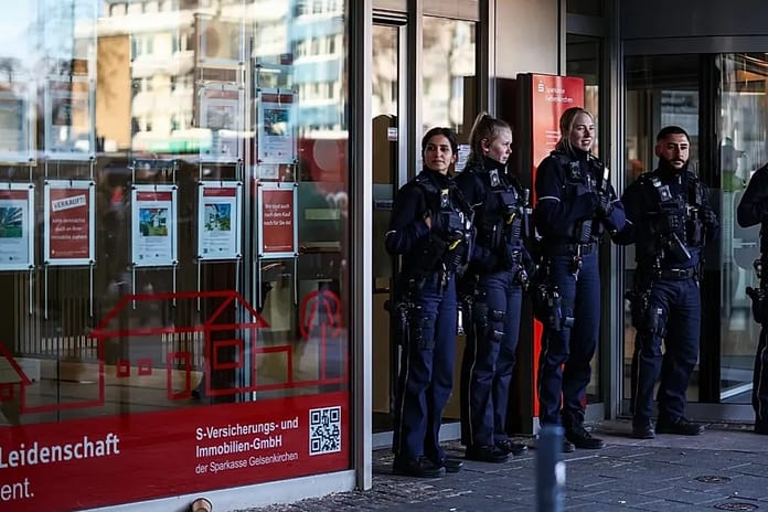 Almanya'nın Gelsenkirchen kentinde hırsızlar bir bankadan 30 milyon euro çaldı