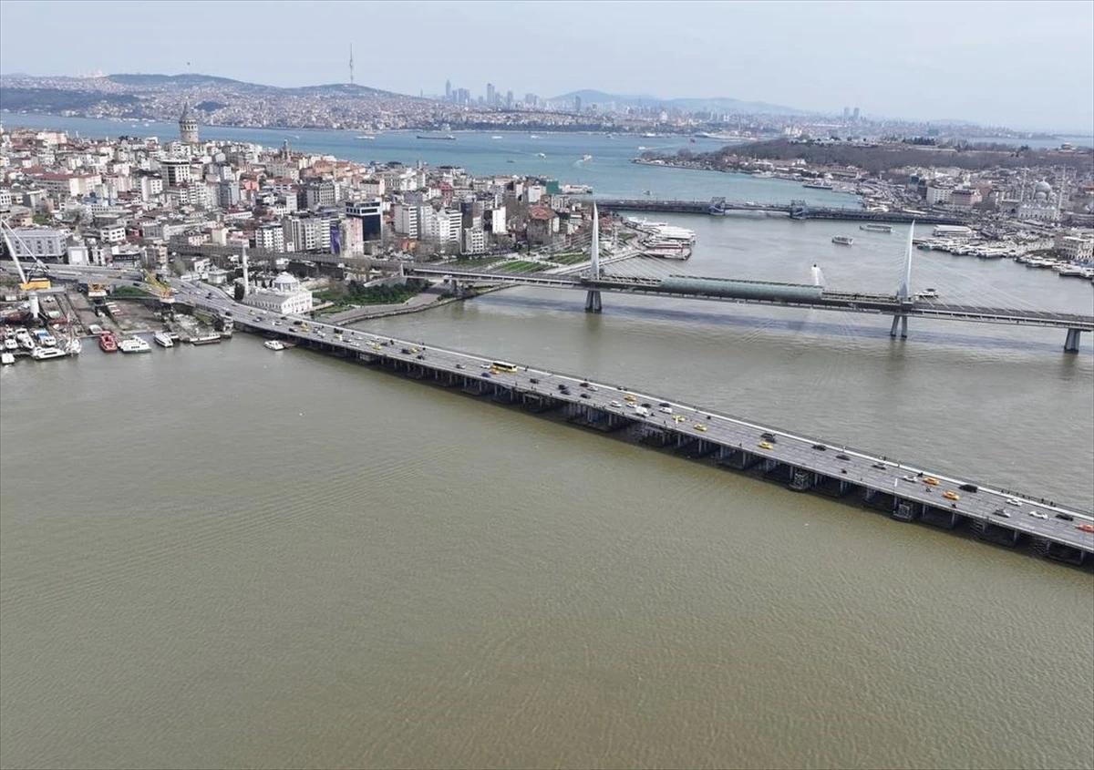 İstanbul'da sağanak yağış sonrası Haliç'in rengi kahverengiye büründü