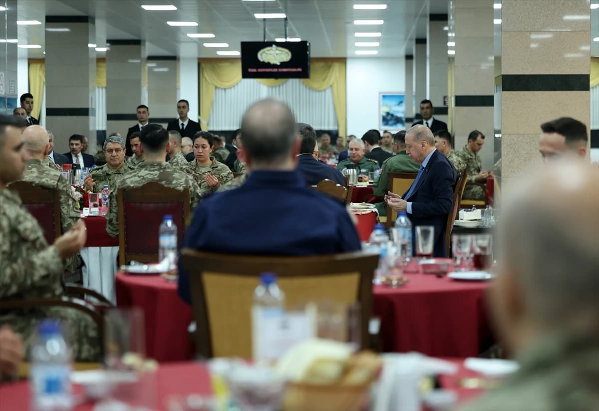 Cumhurbaşkanı Erdoğan Mehmetçik ile buluştu