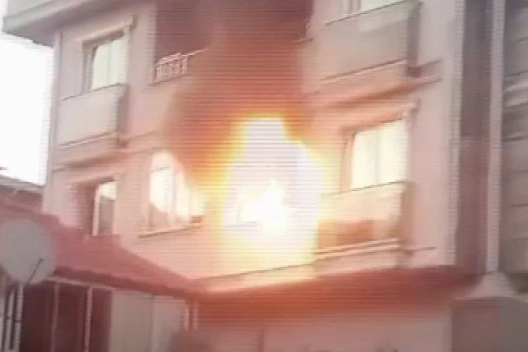 Mutfakta yangın çıktı, doğal gaz bomba gibi patladı