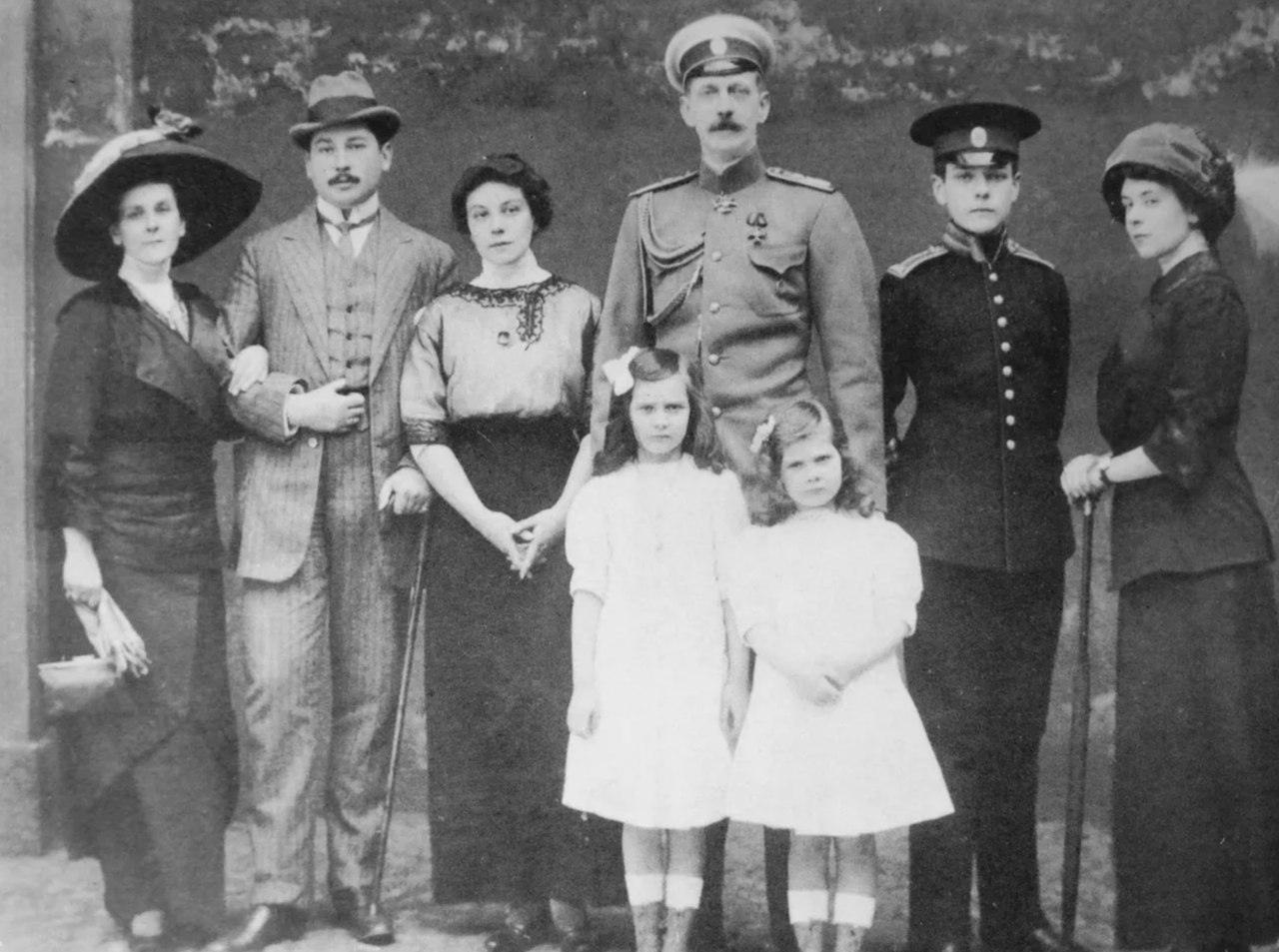 Sırasıyla Olga, Vladimir, Irina (önde, solda ayakta duran), Büyük Dük Paul, Natalie'den (önde, sağda ayakta duran) oluşanPaley ailesi