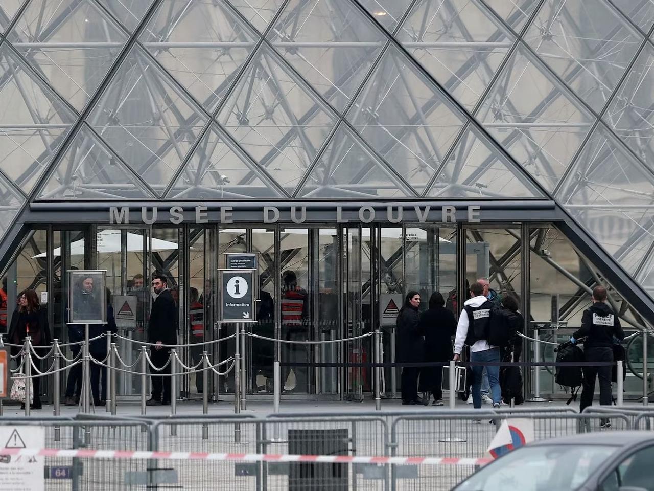 Louvre Müzesi'nde film gibi soygun