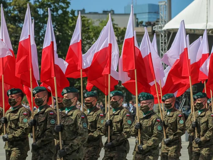 Polonya zorunlu askerlik hizmetini yeniden gündeme aldı