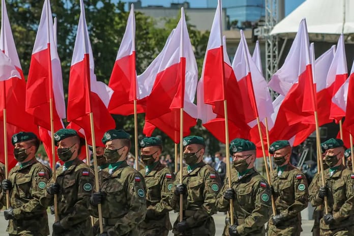 Polonya zorunlu askerlik hizmetini yeniden gündeme aldı