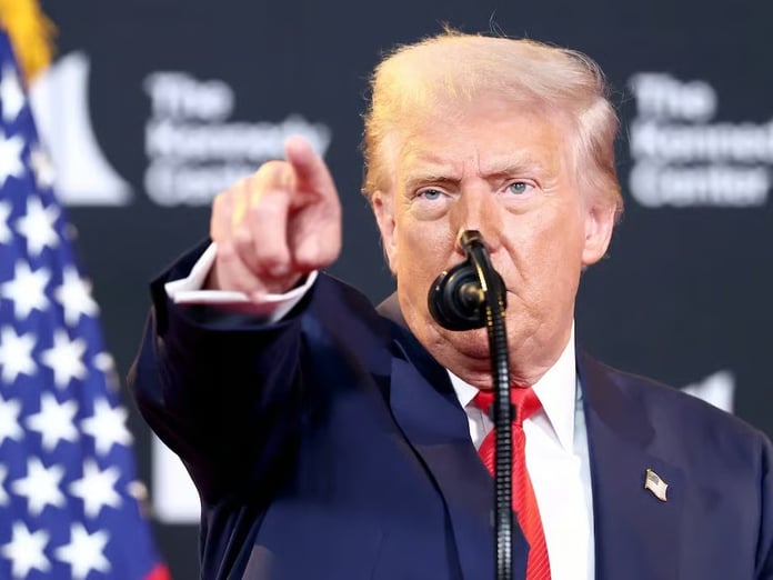 Trump’tan Maduro’ya "donanma" resti: Sert oynarsa bu onun sonu olur