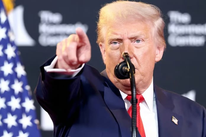 Trump’tan Maduro’ya "donanma" resti: Sert oynarsa bu onun sonu olur