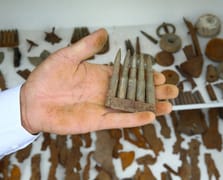 Savaş alanından topladıklarıyla müze kurdu